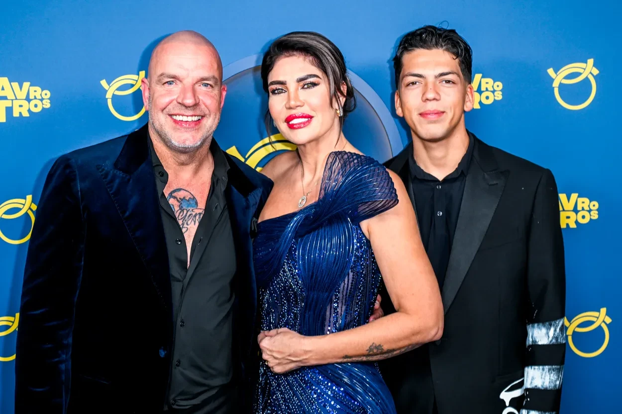 Andy van der Meijde met gezelschap op de blauwe loper van het Televizier-Ring Gala