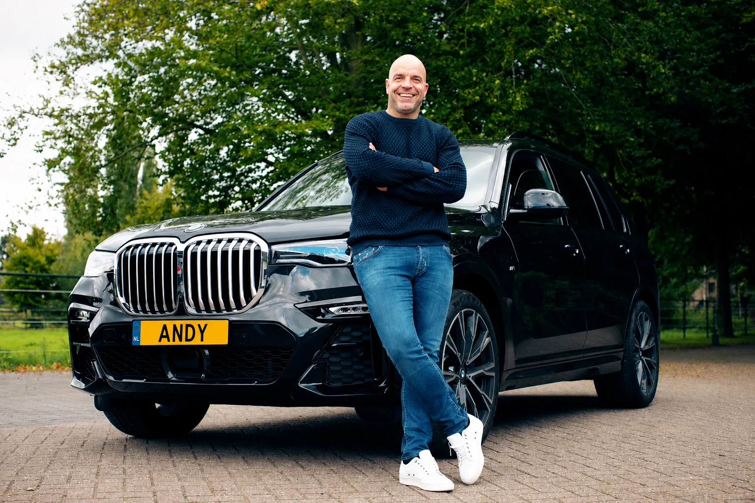 Andy van der Meijde bij een zwarte BMW